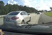 【動画】必殺技で逃走車両を強制的に停止させるアメリカの警官ほんとかっこいい。