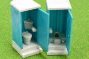 工事現場などにあるあの「仮設トイレ」がガチャフィギュアに！「仮設トイレ3」