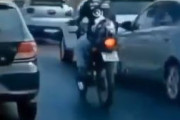 【動画】バイクさん、追い抜こうとした車に並走されてブチキレｗｗｗｗｗｗｗｗｗｗｗｗｗｗ