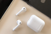 【朗報】AirPods、ガチで売れまくる。ワイヤレスイヤホン市場の総収入の70％超を独占