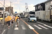 【栃木】横断歩道に小学生の列がいるのに止まらない車の動画が炎上中。