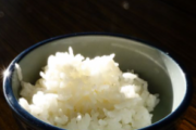 嫁が、豆板醤まみれの料理を出すようになった。嫁「嫌なら白飯と白湯だけ食ってろ！」俺「娘に食べさせられないだろ…」嫁「じゃあ自分で作れ！」→とんでもない事に…