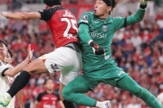 ◆画像◆マウスを飛び出し競り合う川崎GK上福元が少林サッカーっぽいと話題に！