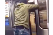 【動画】ロシア人、電車走行中にドアをこじ開けて下車した結果・・・
