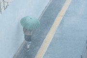 どしゃ降りの雨の中スーパーに行ったんだけど、 何かみんなジロジロ見てくる、、、