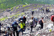 富士山あす閉山、目立ったゴミ放置・無計画登山…川勝知事「入山料義務化するのが義務」