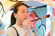 浅田真央さん ねぶたに挑戦 色づけや踊り「すごい迫力」