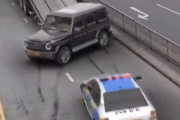 【動画】海外のカーチェイス逃走犯、とんでもないテクを披露して逃げ切る