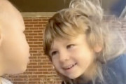 【動画】かっけえ。3歳の男の子が弟を窒息から救う動画が400万イイネ。