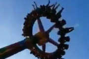 【笑撃動画】遊園地の絶叫マシンから落下 / 叫び声が響き渡る「最悪すぎる無慈悲な事故だ」