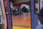 【動画】黒人さん、地下鉄のドアに突っ込んで逝く
