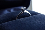 共働き時代の「婚約・結婚指輪」事情　男性だけが負担するのはもう古い？