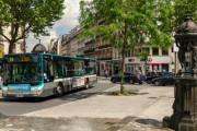 フランスの小都市がバスの運賃を無料に。車の利用者が減少しCO2排出量が削減。バスの旅を楽しむ人が増加