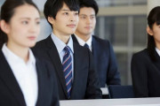 【国家公務員の給与】2026年9月公表、年齢階層別の平均給与月額は「53万225円」がピーク！