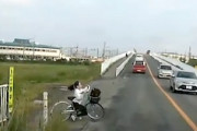 【秋田】危うくひき逃げ事件に。転倒自転車をひきかけたハイエース乗りのドラレコにドキッとする動画。