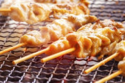 スーパーやホムセンの入り口の前に陣取る赤い軽トラの焼き鳥屋