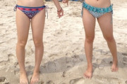 【画像】水着画像の下半身部分だけでどっちがいいか決めてくれｗｗｗｗｗｗｗ