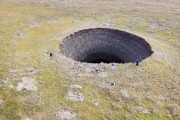 ロシア北極圏で相次いで出現した巨大な穴をドローンで調査→衝撃の事実が明らかになる！
