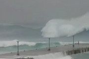 【台風】伊豆・神津島の波が大変な事に。伊豆諸島の観光アカ「こんな波いままで見た事ない」