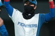 新庄ビッグボスが監督初勝利　勝利球を掲げ、本拠地札幌のファン歓喜