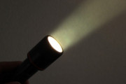 懐中電灯持ち歩いてる奴、バカです。逮捕されます(軽犯罪法)