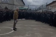 海外「ロシアの刑務所内で演説をして囚人を勧誘するワグナーグループ」