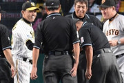 阪神　岡田監督と白井球審がメンバー表交換でニッコニコ　過去に「そら白井やから。白井に任せな。白井やねんで」発言も