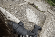 【悲報】有名バイク乗り女Youtuberさん、バイクを崖際に停めた際に2m下に転落する