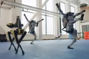 ノリノリで踊るロボット達のダンスがちょっとシュールだけど凄い！