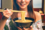 【画像】ぼく「ラーメン食べてる真姫ちゃんの画像を生成しろ！」 AI「は、はい…」