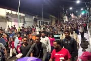 【動画】トランプ政権発足前に入国しようと数千人のメキシコ人が国境を目指す。