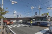 名古屋でバスに長い鋼材が突き刺さってゲームのバグ画像みたいになる