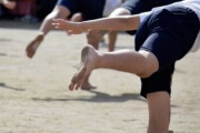 熱中症対策は出来ていた小学校さん、子供を素足でグラウンドに出して火傷させてしまう…