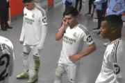 ◆悲報◆マドリーのエンバペさん、ベリンガムに無視されて壁際で”ボッチ”立ち😭