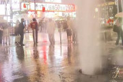 【衝撃動画】東京のゲリラ豪雨がヤバすぎる！！新宿でマンホールが吹っ飛ぶ！！