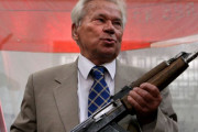ロシアの伝説的自動小銃「AK47」の生みの親カラシニコフ氏の生誕から100年…英雄の名誉と苦悩！