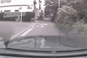 【GIF】クソガキさん、自分から車に轢かれにいってしまうｗｗｗ