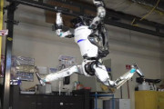 二足歩行ロボ「アトラス」の進化がSUUUGEEEEE！もう人間を超えただろこれｗｗｗ