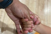 【パパママ必見】警視庁「小さな子供が予測不能の動きをすることありますよね。そういうときは『振りほどかれない手の繋ぎ方』をしてみましょう」