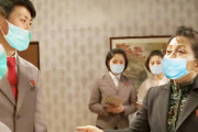 【画像】　北朝鮮さん　武漢ウイルス対策として合成マスクを配布してしまう