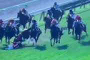 【動画】 函館11R 青函ステークスで衝撃的な落馬　川又騎手がローレルアイリスとトップオブメジャーに踏まれる　ローレルは複雑骨折で予後不良