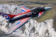 イギリス空軍のタイフーン特別塗装機がドーバー海峡の名所を記念飛行…バトル・オブ・ブリテンに参加した人々に敬意！