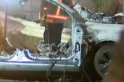 【恐怖】テスラ車が事故→車体が炎上→電子式ドアも窓も開けることができず4人焼死