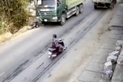 最も不幸な不運。ダンプに引っ掛けられたスクーター乗りが(@_@;)