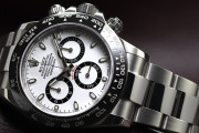 【画像あり】腕時計老舗ブランド「ロレックスのデイトナが流行りなんか………せや！デザイン丸パクりしたろ！」