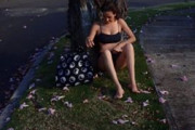 【エッ〓画像】モデル梨花、ビキニで道路に体育座りｗｗｗｗｗｗｗｗｗ