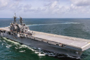 米海軍、アメリカ級強襲揚陸艦やフォード級空母ベースの軽空母案を検討中