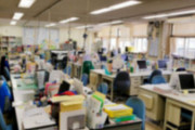 同僚に舌打ち・あいさつ無視・大声出す・物に当たる４年間、小学校女性教諭を戒告処分