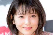 【画像】浜辺美波さん、胸元が大胆に開いたセクシードレスで登場