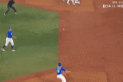 ◆Gif小ネタ◆野球韓国代表一塁ベースカバーさん、ベース踏みそこねて何度も足先で探した結果ｗｗｗ